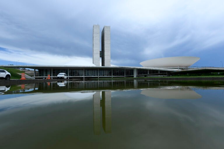 Câmara aprova auxílio para alunos de baixa renda do ensino médio