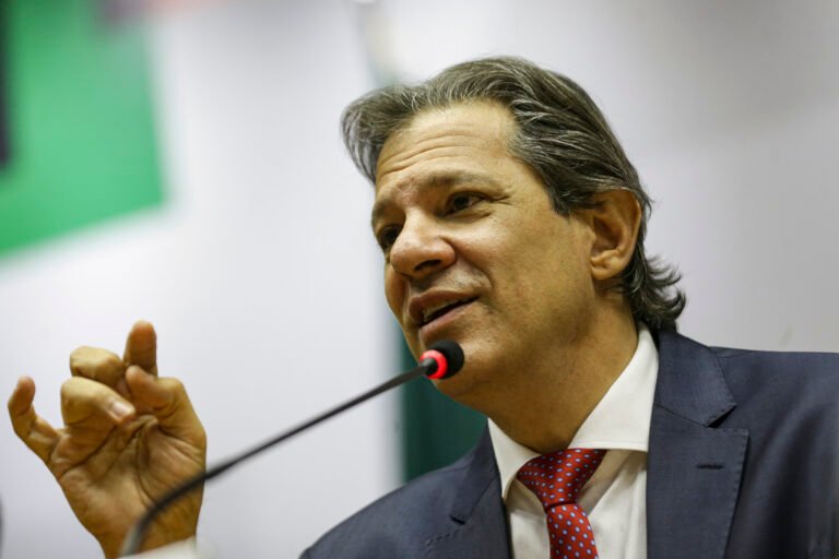 Socorro a aéreas não terá dinheiro do Tesouro, diz Haddad