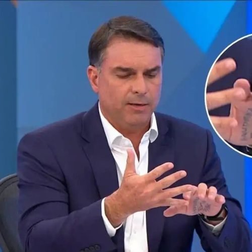 “Colinha” na mão de Flávio Bolsonaro chama atenção durante entrevista
