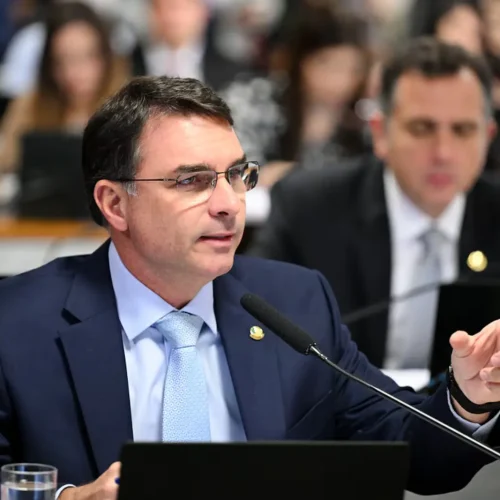 Flávio Bolsonaro aciona TSE após desgaste em pesquisa eleitoral