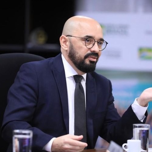 Política gasta demais no Brasil e compromete os gastos públicos 