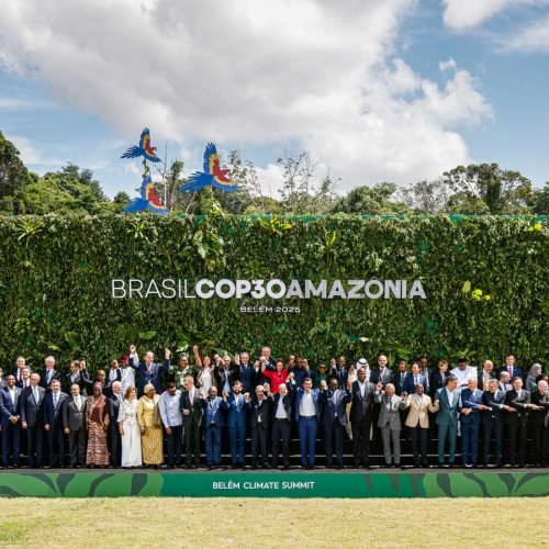 Lideres posam para a foto de familia durante a Conferência das Nações Unidas sobre Mudanças Climáticas COP 30. Foto de Hermes Caruzo/COP30